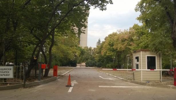 Паркингът на общината вече е отворен за граждани