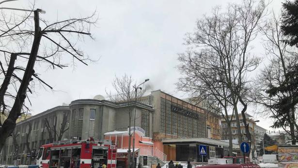Пожар в Македонския дом във Варна вдигна на крак огнеборците (СНИМКИ)