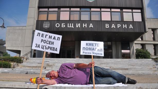 Росен Марков строи църква