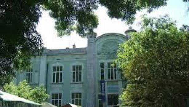 Редят голяма изложба в Аквариума в чест на Петър Бобев