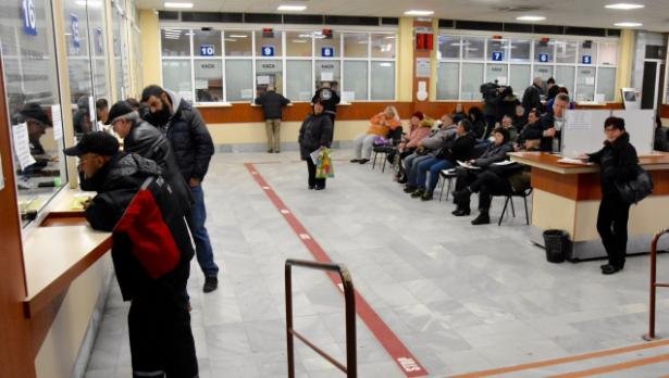 Утре гишетата за местни данъци във Варна ще работят до 10,30 ч.