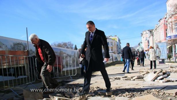 Започна ремонтът на централната пешеходна зона