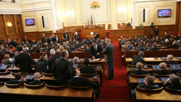 Депутатите си гласуваха 10 дни великденска ваканция