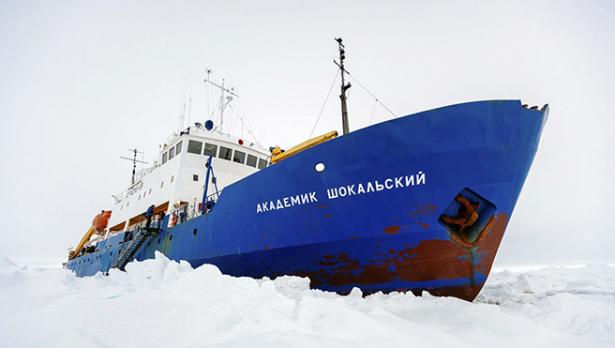 Започна евакуирането от заседналия в Антарктика кораб