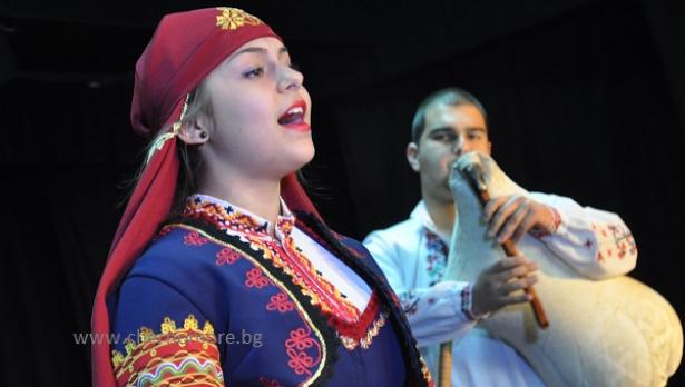 Младежи се представят във фолклорен конкурс