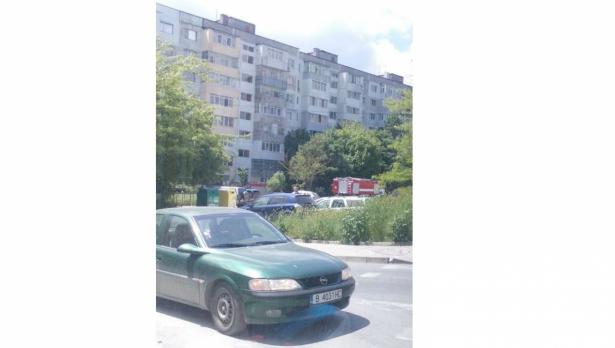 Гори блок в квартал Възраждане във Варна