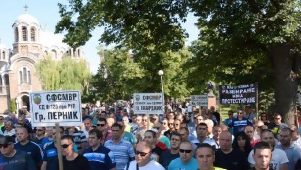 Полицаи, пожарникари и надзиратели искат оставки