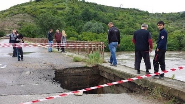 Две села потънаха в пороя