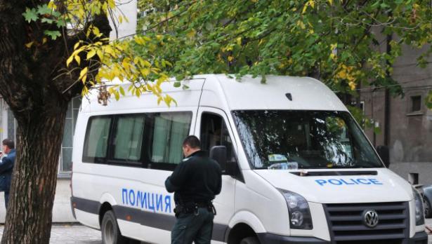 Заловиха 16 мигранти в товарен автомобил край Видин