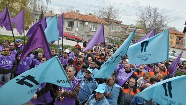 Над 100 енергетици излязоха на протест