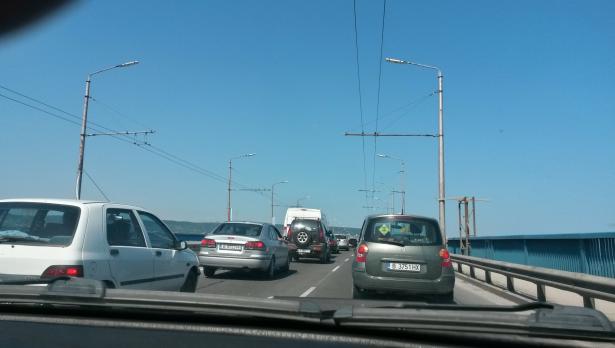 Задръстване на Аспарухов мост заради катастрофа