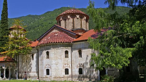 Свлачище блокира Бачковския манастир