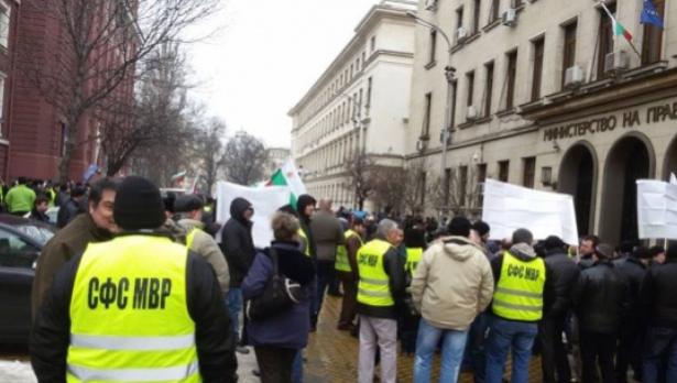 Служители на затворите отново протестираха