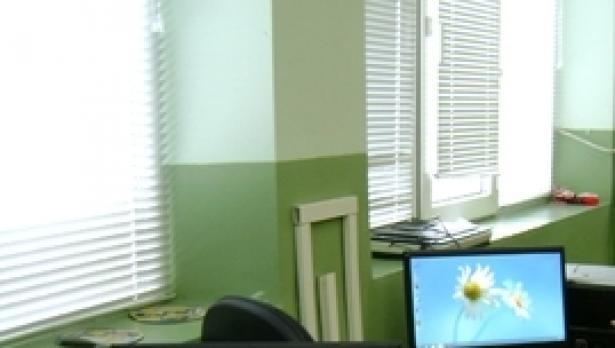 Правителството дари компютри на две училища