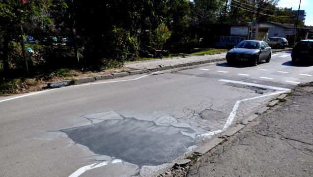 “Илюзорен забавител” ще бори скоростта на ул. “Подвис” в района на Първа езикова гимназия. Снимка Пламен Гутинов