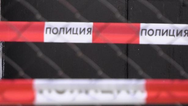 Баба се надвеси да види кой звъни