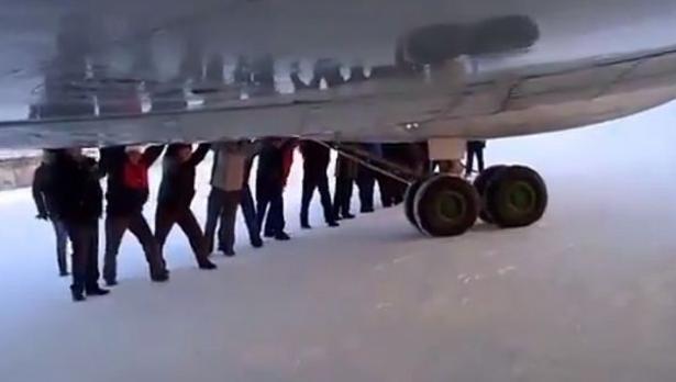 Пътници бутаха самолет