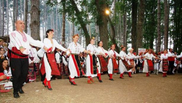 В Жеравна започна фестивалът на народната носия