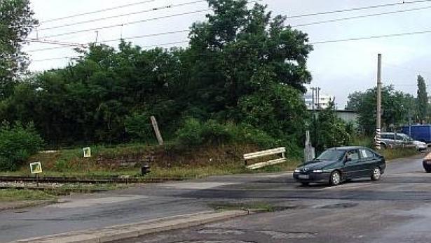 Влак блъсна микробус на прелез, двама берат душа