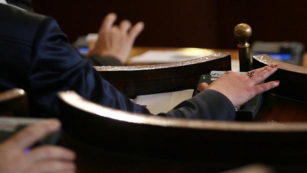 Очаква се парламентът да гласува оставката на кабинета