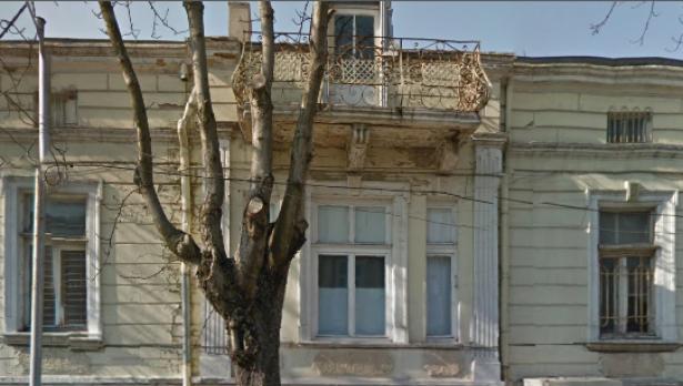 Тротоарът пред къщата на ул. “Братя Миладинови” №11 е ограден, за да се предпазят минувачите от падащите от рушащата се сграда предмети.