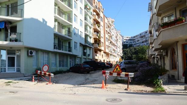 Започва ремонтът на улиците „Бели лилии” и малката „Мир”