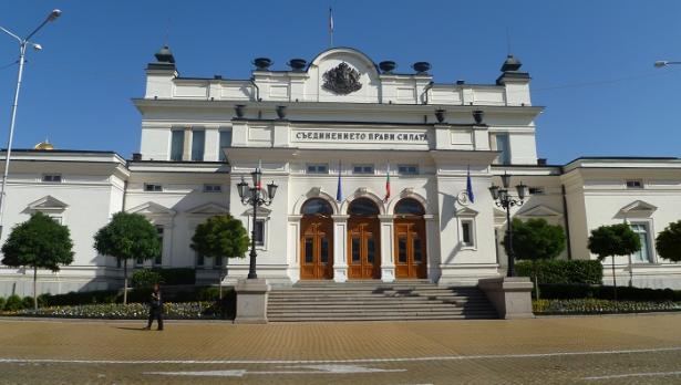 Премахнаха огражденията пред парламента