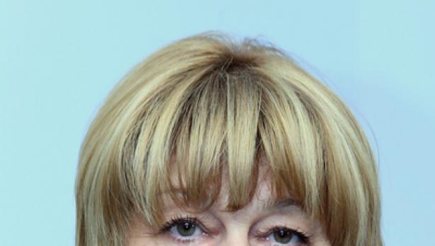 Министър Клисарова: Матурите няма да бъдат провалени