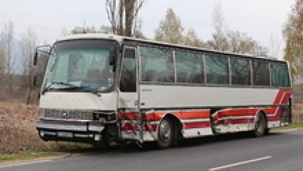 Кола се вряза в автобус край Павел Баня