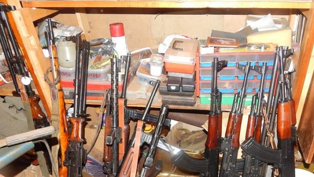 ДАНС тараши варненски адреси при спецакция срещу трафик на антики и оръжие (СНИМКИ)