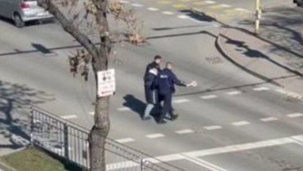 Похвално! Полицаи във Варна помогнаха на възрастен човек да пресече