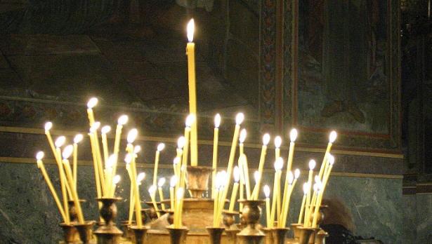 Синодът: В църквите ще горят само восъчни свещи
