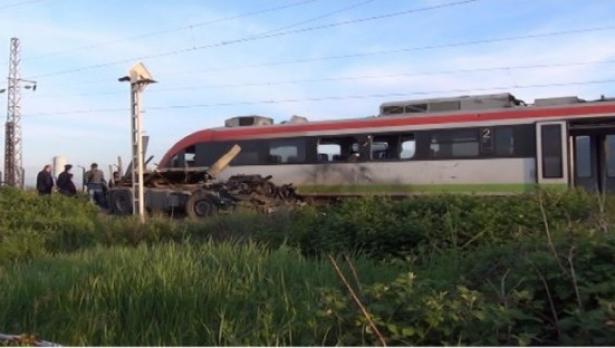 Двама са в критично състояние след удара между влак и камион