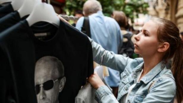 Нюйоркски дизайнер продава тениски с лика на Путин