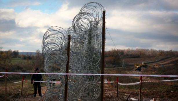 Бави се градежът на оградата на границата с Турция