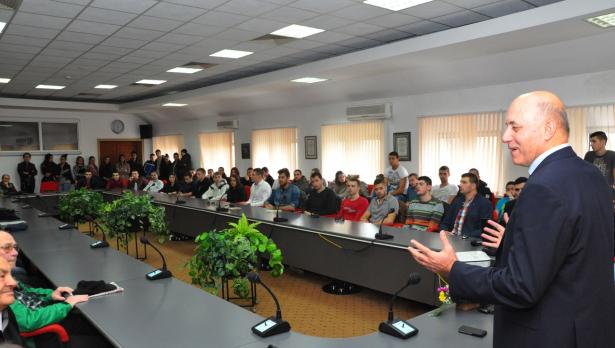 Ректорът на ИУ проф. д-р Пламен Илиев поздрави студентите за високите им резултати. Снимка Пламен Гутинов