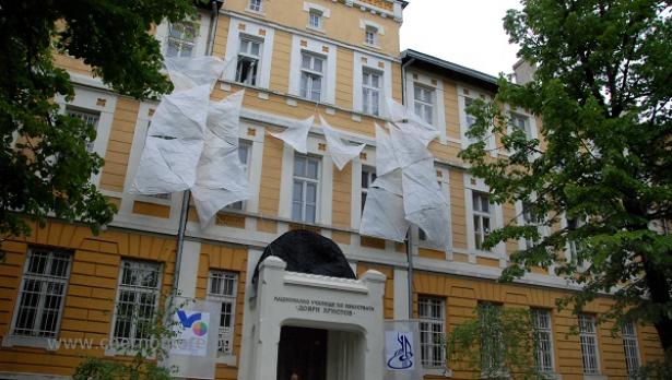 Ветроход разпери платна пред НУИ "Добри Христов"
