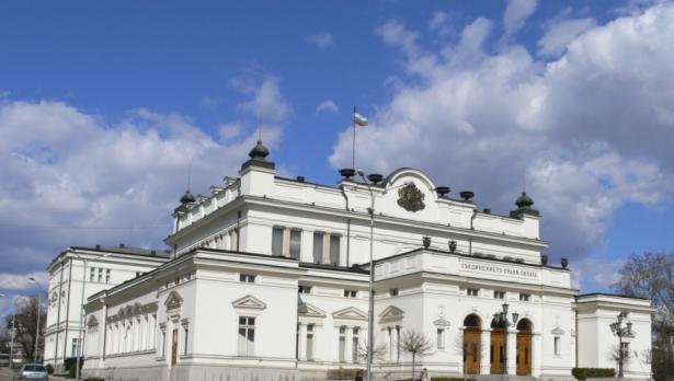 Катастрофа пред парламента, пострадаха жена и дете