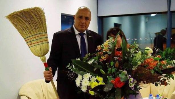 Снимка на деня: Бойко Борисов с метлата