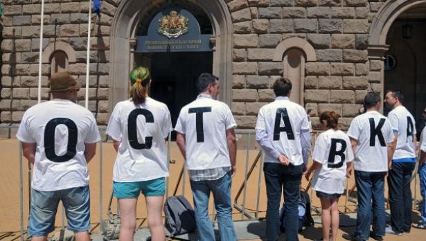 На фона на буксуващия парламент БСП излиза с противоречиви сигнали за оставката на кабинета