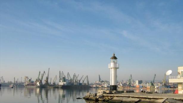 Пристанище Варна затворено за маневриране на кораби
