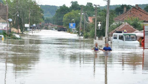 След бедствието: Водата се оттича, но липсва храна