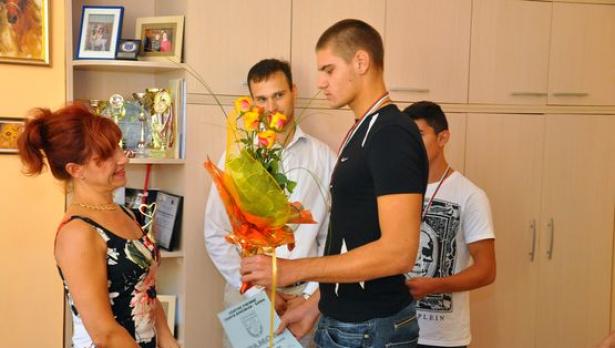 Гребци от Спортното получиха почетни грамоти