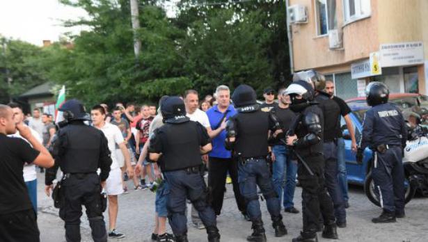 Едва десетина се събраха да протестират в "Орландовци"