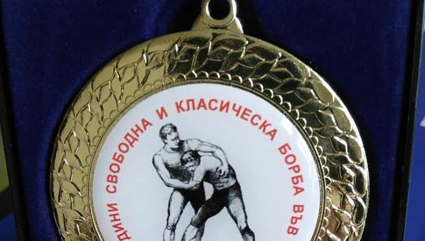 Така изглежда плакетът, който ще бъде връчен на борците по време на тържеството. Снимка NARODENSPORT.EU