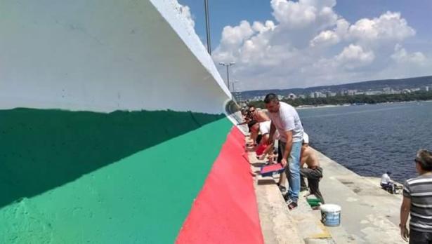 Българското знаме обагри вълнолома във Варна