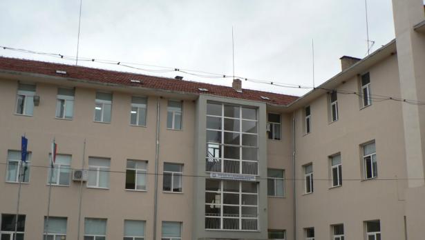 Рухна училище в Казанлък