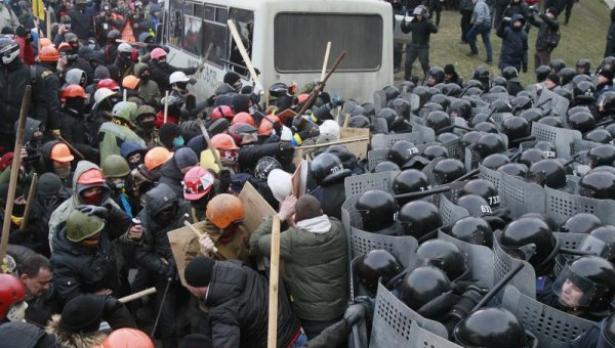Стотици влязоха в сблъсък с полицията при протести в Киев