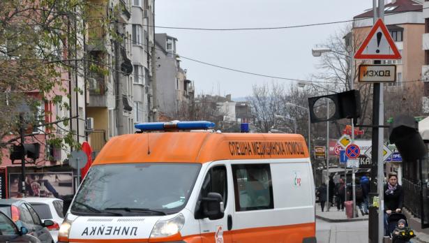 Млад шофьор потроши възрастна жена при движение на заден ход