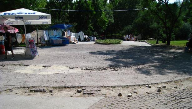 Търсят павета за ремонт в Морската